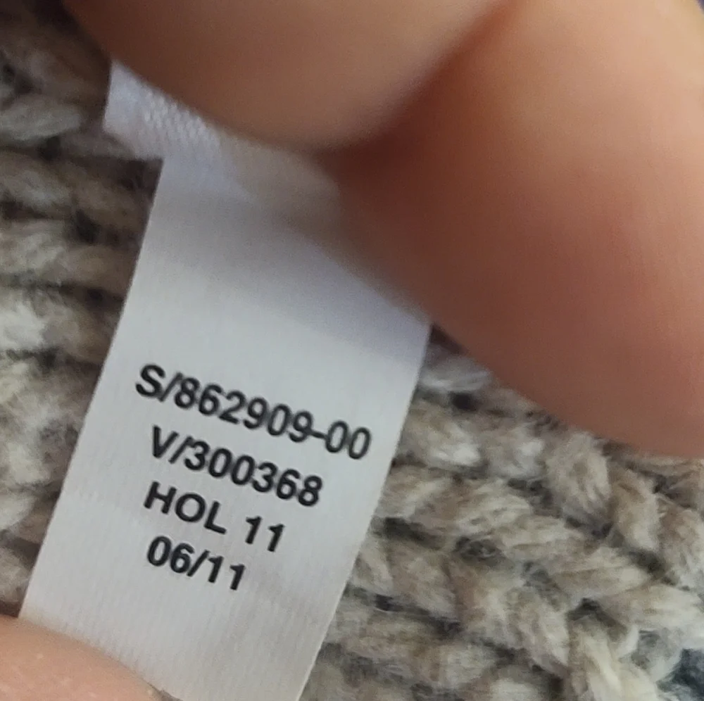 The Gap kids turtleneck cable knit sweater child size 6 to 7